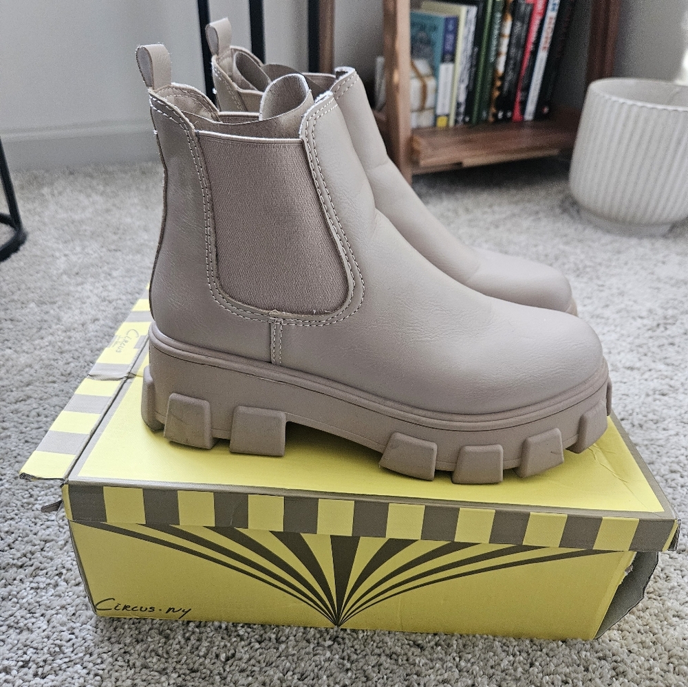 Circus by Sam Edelman Darielle Women's Tan Chelsea Boots